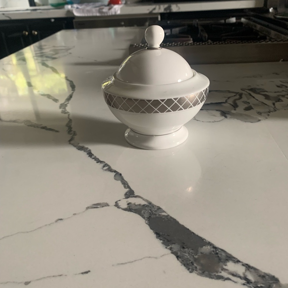 Ralph Lauren Home Sugar pot 
Porcelain.‼️‼️